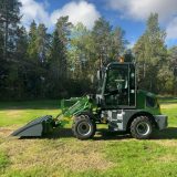 Lastmaskinen Skipsna T3600 från vänster sida med skopan sänkt mot marken