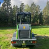 Baksidan av hjullastaren Skipsna T3600 med motorgaller, LED-baklampor och dragkrok