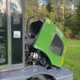 Öppen motorhuv med avgasrör och motor på Skipsna T3600