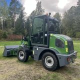 Skipsna T3600 hjullastare snett bakifrån från vänster med motorhuv och hytt