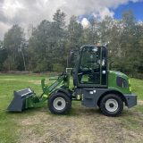 Lastmaskinen Skipsna T3600 i profil från vänster med skopan nära marken