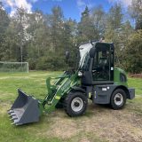 Hjullastare Skipsna T3600 med tandad lastskopa, sedd snett framifrån från vänster