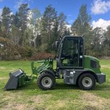 Skipsna T3600 lastmaskin i profil från vänster med skopan lyft en bit från marken