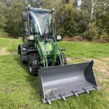 Lastmaskinen Skipsna T3600 snett framifrån från vänster med skopan sänkt mot marken