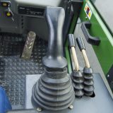 Joystick och spakar för extra hydraulik bredvid förarstolen