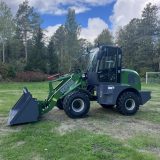 Lastmaskinen Skipsna T8600 med stor lastskopa, sedd snett framifrån från vänster