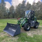 Skipsna T8600 hjullastare med bred lastskopa, sedd snett framifrån på gräsplan