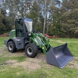Skipsna T8600 lastmaskin snett framifrån från höger med lätt lyft lastskopa