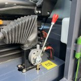 Spak och batterifrånskiljare vid förarstolens fot i Skipsna T8600