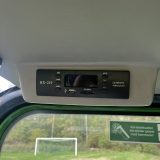 Bilradio med FM, USB och SD-kortläsare i hyttaket på Skipsna T8600