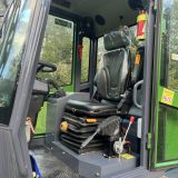 Öppen hytt på hjullastaren Skipsna T8600 med fjädrande förarstol, joystick och brandsläckare