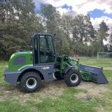 Lastmaskinen Skipsna T8600 från höger sida med hytt, motorhuv och lastskopa