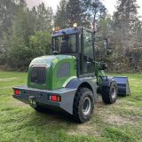 Skipsna T8600 hjullastare snett bakifrån från höger med tända arbetsljus på taket