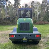 Baksidan av lastmaskinen Skipsna T8600 med motorgaller, baklyktor, dragkrok och bakre arbetsljus