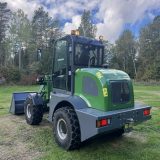 Hjullastaren Skipsna T8600 snett bakifrån från vänster med motvikt, baklyktor och dragkrok