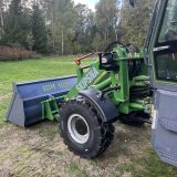 Lastarm med Skipsna-logga, hydraulslangar och bred lastskopa på hjullastaren Skipsna T8600