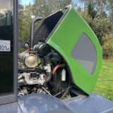 Öppen motorhuv med dieselmotor, luftfilter och avgasrör på lastmaskinen Skipsna T8600
