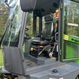 Förarplatsen i lastmaskinen Skipsna T8600 med förarstol, joystick, nödhammare och brandsläckare