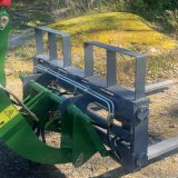 Hydrauliska pallgafflar EXTRA LARGE från sidan med EURO-fäste mot hjullastare