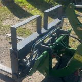 Hydrauliska pallgafflar LARGE från sidan med EURO/Trima-fäste mot hjullastare