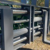 Närbild på hydraulcylindrarna som ställer gafflarna på pallgafflar till hjullastare