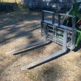 Hydrauliska pallgafflar MEDIUM 1200x1200 på hjullastare, snett framifrån