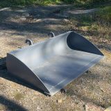 Planerskopa PS1900 på marken med fästen för lastmaskin