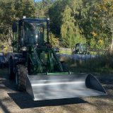 Hjullastare från Skipsna med hytt och planerskopa PS1900 i skogsmiljö