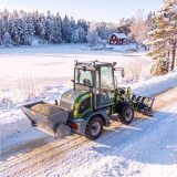 Sandspridare för halkbekämpning monterad bak på Skipsna hjullastare, vinterbild
