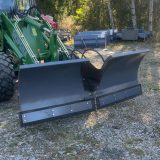 Vikplog VB2140 med vingarna vinklade – snöplog för lastmaskin