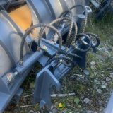 Närbild på hydraulcylinder och slangar på vikplog VB2140 till lastmaskin